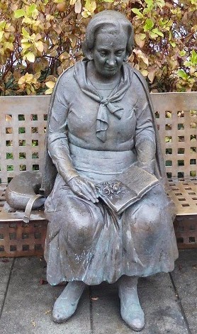 03. Elena Martín Vivaldi, escultura en la Avenida de la Constitución, Bulevar de Granadinos Ilustres en Granada. Fue realizada por José A. Castro Moreno