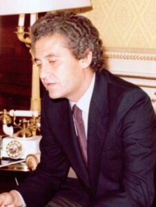(Rafael_Escuredo)_Adolfo_Suárez_recibe_al_presidente_de_la_Junta_preautonómica_de_Andalucía._Pool_Moncloa._9_de_octubre_de_1980_(cropped)