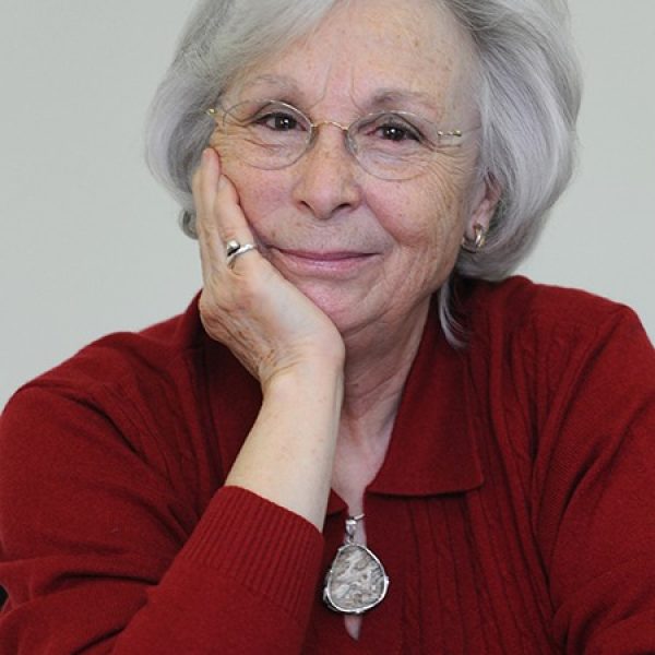 APELLIDOS: MOLINA REIG
Nombre: JOSEFINA
Seudónimo (si lo tuviera):Lugar y fecha de nacimiento: Córdoba, 14 de noviembre de 1936
Formación académica: Licenciada en Ciencias Políticas
Profesión: Directora de cine, realizadora de televisión, guionista y  novelista
Géneros en los que publica sus obras: Novela