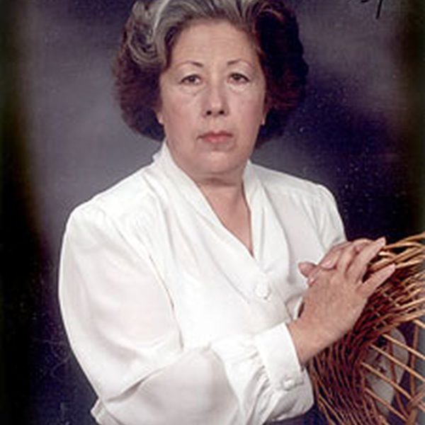 Nombre: JULIA
Seudónimo (si lo tuviera): UCEDA VALIENTELugar y fecha de nacimiento: Sevilla, 22 de octubre de 1925.
Formación académica:  Doctora en Filosofía y Letras.
Profesión: Profesora y poeta
Géneros en los que publica sus obras:  Poesía